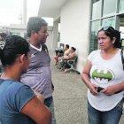  Familiares pendientes del paciente asilado en un hospital de la ciudad de Quevedo.  