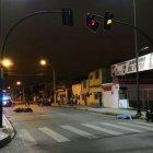  Producto del impacto, el semáforo quedó averiado.  