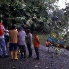  Los bomberos se mantienen en la búsqueda de las personas.  