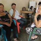   Vivian Olaya Ríos (pantalón negro), mamá de la mujer asesinada, y Flor Mendoza, mamá del supuesto asesino y suicida, lloran desconsoladas las muertes de sus hijos.  