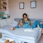  Referencia. Muchas parejas disfrutan de la comida juntos. 