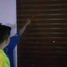  Orificios de bala en la puerta de la joyería. 