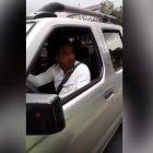  El momento en que el conductor se niega a colaborar con las autoridades de tránsito quedó registrado en video.  