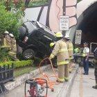 Al parecer el percance se habría producido por una perdida de pista, que provocó que el automotor se suba el bordillo y se estrelle contra un muro.  