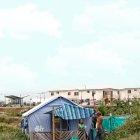  Decenas de personas viven aún en carpas, a dos años del terremoto en Pedernales. Atrás, las viviendas que construyó el Miduvi. 