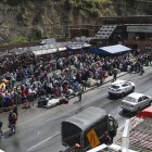  Miles de venezolanos atraviesan el puente de Rumichaca en la frontera norte entre Ecuador y Colombia.   