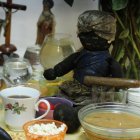  Con altares adoran a Satanás. Hacen rituales, pactos y sacrificios para ser “protegidos” y evadir la justicia, pero no siempre les sirve.  