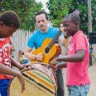  Israel Brito se sumó a una campaña en contra del maltrato infantil. Grabó una canción con letra escrita por los pequeños.  