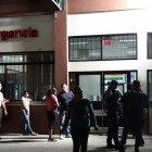  Presencia policial en los exteriores del área de emergencia del hospital de Milagro. 