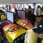  Familiares y amigos se dieron cita en el suburbio para rendirles homenaje con cánticos del equipo torero.  