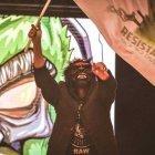  La banda Gorilla Beats se dedica a cantar reggae, aunque no siguen ciertos lineamientos de la ideología de esa cultura como no bañarse.  