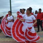  Academias de danza y bailarines en general se hicieron presente en los malecones.  