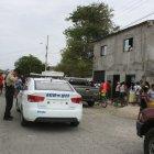  La policía llegó al lugar para las investigaciones. 