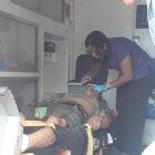   El presunto delincuente que participó en el asalto recibe atención médica en una ambulancia 