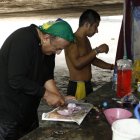  Ayudando en la ‘cocina’. Preparando nuestro suculento ceviche de mejillones para el almuerzo. 