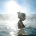  Entre los beneficios de pegarte un chapuzón en las aguas termales están las altas temperaturas que incrementan la oxigenación del cuerpo, estimulan el metabolismo y el sistema digestivo, y mejoran la relajación y la producción de endorfinas. 