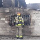  Una casa de construcción mixta resultó afectada por las llamas. Bomberos controlaron la situación. 