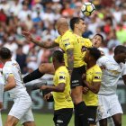  Los albos recibieron a los toreros en el estadio Rodrigo Paz, el pasado domingo 29 de abril.  