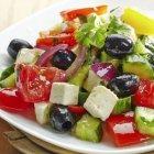  Empiece a consumir cinco porciones de frutas y vegetales al día. La clave está en la variedad de colores, pues cada uno tiene un aporte diferente para su organismo.    