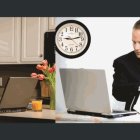  Parientes, niñeras y guarderías son algunas alternativas para el cuidado de los niños.  