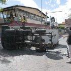  Un pequeño camión blanco y una camioneta colisionaron en esa intersección. En cada vehículo, solamente viajaba el conductor. 