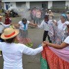  Adultos mayores bailaron en el desfile. 