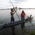  Las canoas son el único medio para salir de estos poblados.  