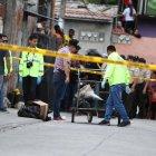  La joven fue partida en dos y metida en fundas negras. Para cubrir la parte superior del cuerpo además se utilizó un cartón. 