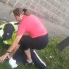  Captura de pantalla de video en el que se observa a una mujer agrediendo a un agente de tránsito en Quito. 