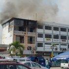  La explosión de los vidrios del lugar alarmaron a los vecinos.  