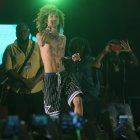  Jon Z fue quien se subió al escenario con lo que dijo era un ‘porro’ que su público le regaló.  