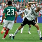  El delantero mexicano Jesús Gallardo (i) y el delantero alemán Thomas Müller durante el partido Alemania-México. 