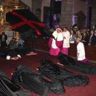  8 canónigos que están cubiertos por ropajes negros con unas colas largas de cuatro metros aproximadamente, simbólicamente van barriendo los pecados de la humanidad en el momento de recorrer el interior de la Catedral. 