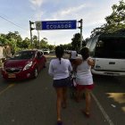  Colombianos refugiados en Ecuador cruzan la frontera.  