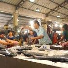  Vocear los productos que ofertan a gritos es algo normal, el potencial comprador se acerca, pregunta, y negocia el valor. 