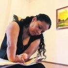  Irma Once, en la sala donde hoy exhibe sus trabajos. 