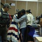  La víctima fue llevada a la Unidad de Flagrancia, cubierta con una sábana. Sus familiares estaban pendientes de ella. 