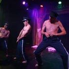  La obra es una adaptación de la película inglesa The Full Monty.  