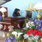  Los parientes de la muchacha la miraban por última vez un día antes del sepelio. 