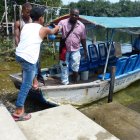 Angulo contrata canoas para pasear a los turistas. 