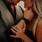  La teoría del apego explica cómo se establecen los lazos y las relaciones entre las personas a lo largo de la vida. 