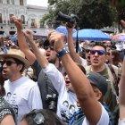  En Quito, familiares y amigos de los secuestrados realizaron una vigilia en la Plaza Grande. 