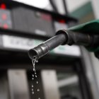  El gobierno elevó en agosto último el valor del galón americano de gasolina súper (92 octanos) como una medida para paliar las dificultades económicas. Entonces pasó de 2,48 a 2,98 dólares y este jueves trepó a 3,10 dólares.  
