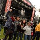  La lluvia y el frío no fueron impedimento para que nacionales y extranjeros celebren con música a la ciudad.  