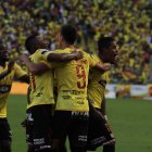  Jugadores de Barcelona celebran en el Monumental 
