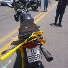  La moto del fallecido quedó en la escena del impacto.  