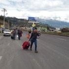  Largas caminatas de viajeros para llegar a sus destinos por bloqueo de vía en Ibarra. 