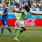 Jugador de Nigeria celebra luego del gol. 