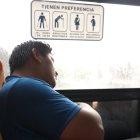  Las unidades de transporte público disponen los asientos amarillos para personas con discapacidad, mayores de edad o embarazadas. 