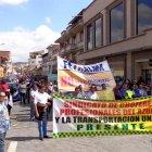  Cerca de unos cinco mil transportistas; choferes y propietarios de unidades de las siete modalidades de transporte en Cuenca, se tomaron las calles céntricas de la urbe. 